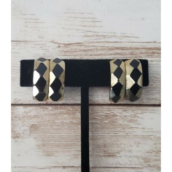 Vintage Clip On Earrings - Unusual Black & Gold Tone Diamond Pattern Design - Picture 1 of 4